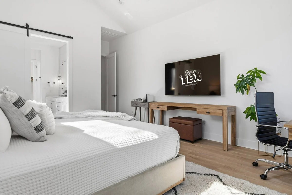Bedroom 5 image 1