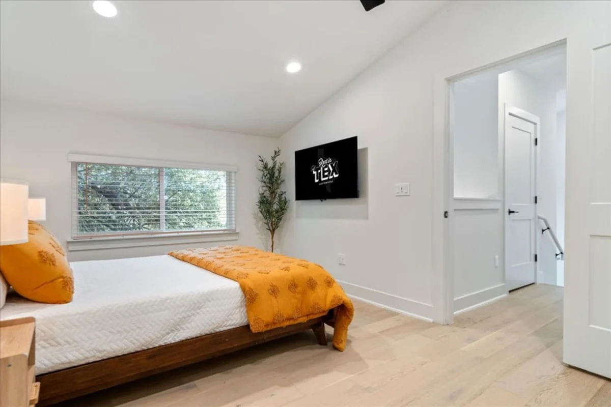 Bedroom 5 image 1