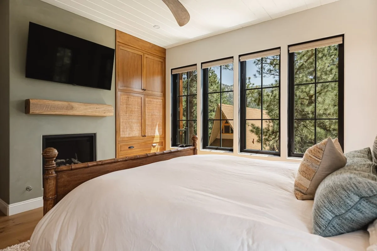 Custom Lux Cabin, Lake Views, Spa & Game Room #125