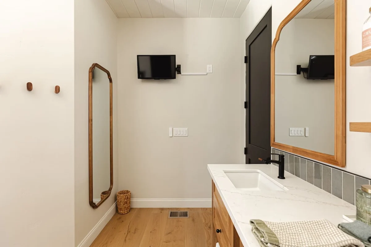 Custom Lux Cabin, Lake Views, Spa & Game Room #168
