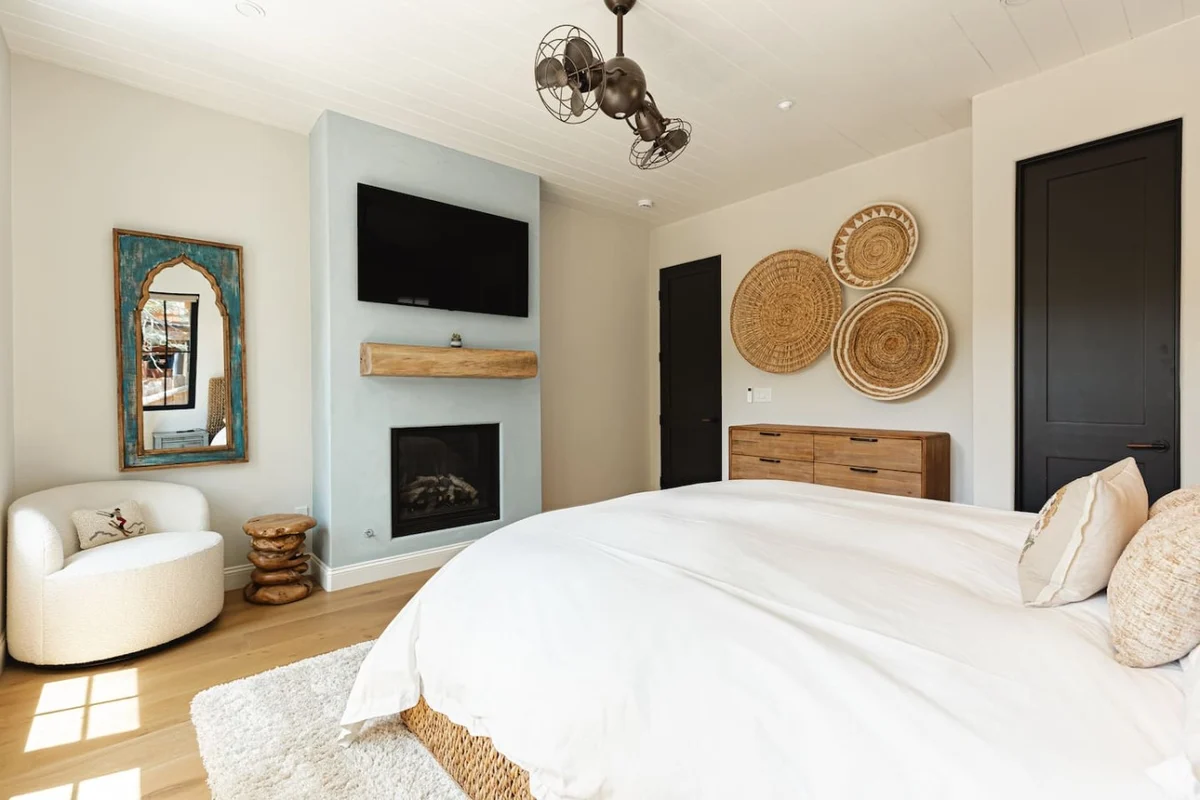 Custom Lux Cabin, Lake Views, Spa & Game Room #131