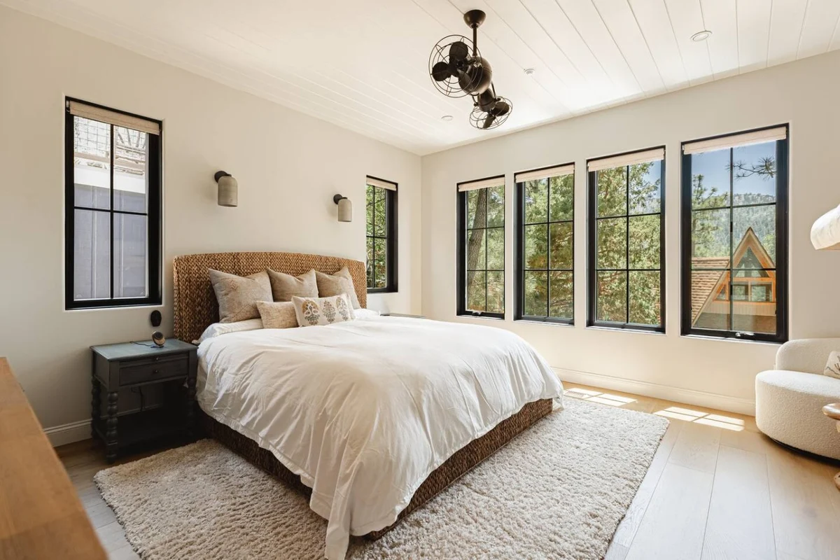 Custom Lux Cabin, Lake Views, Spa & Game Room #130