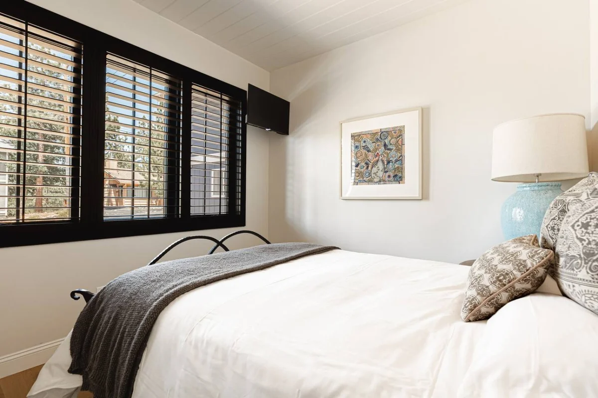 Custom Lux Cabin, Lake Views, Spa & Game Room #129
