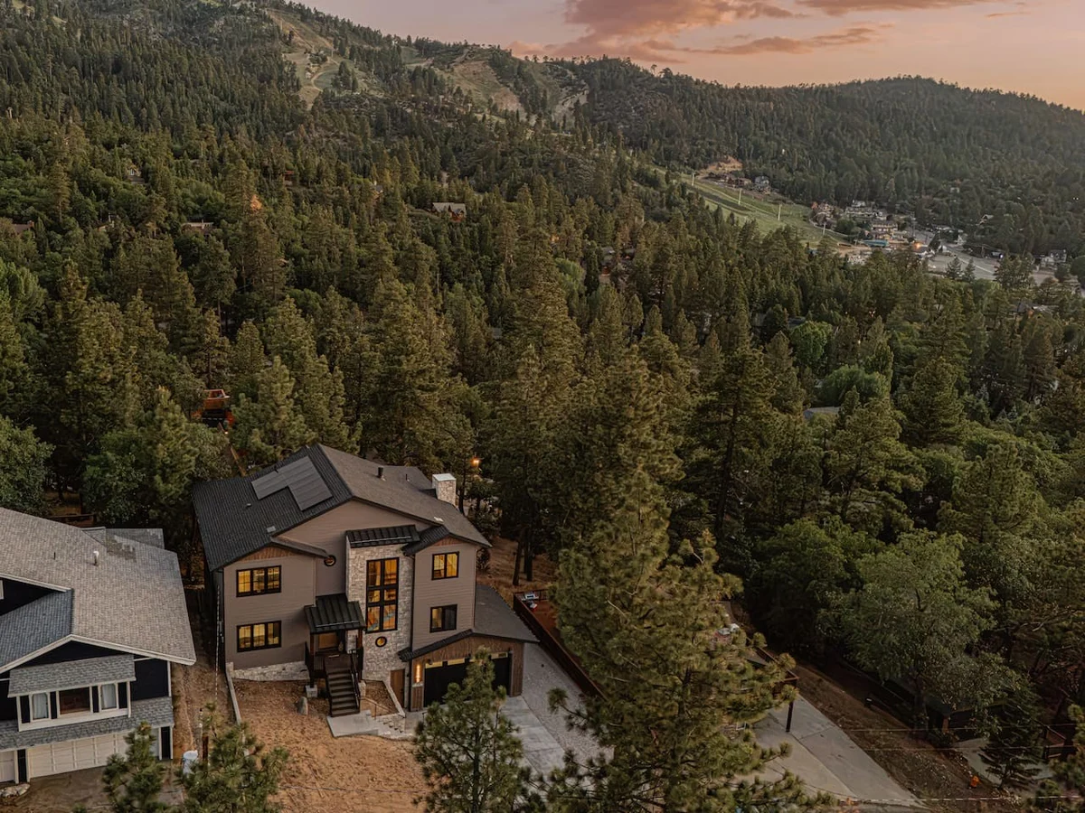 Custom Lux Cabin, Lake Views, Spa & Game Room #139