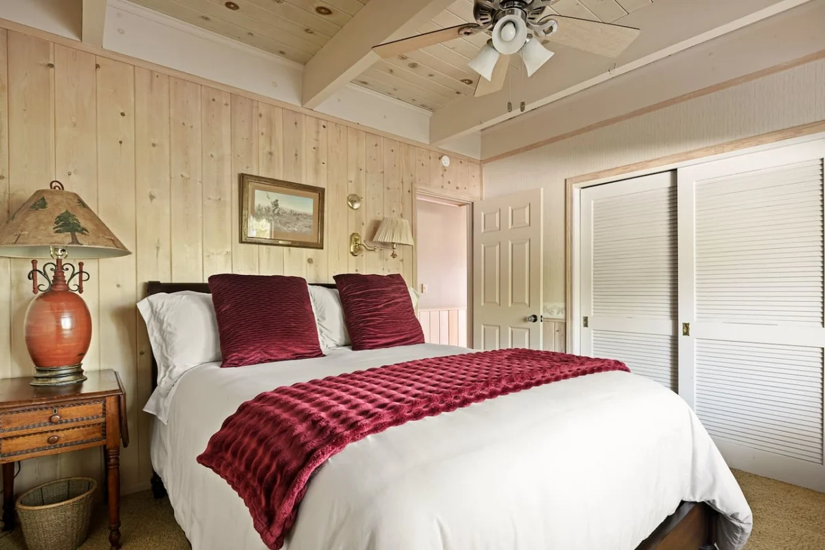 4BR Lakefront Vibes Getaway | Dock, Spa & Games #122