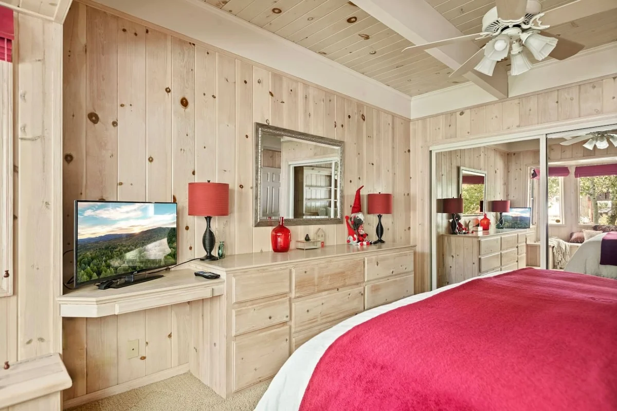 4BR Lakefront Vibes Getaway | Dock, Spa & Games #128