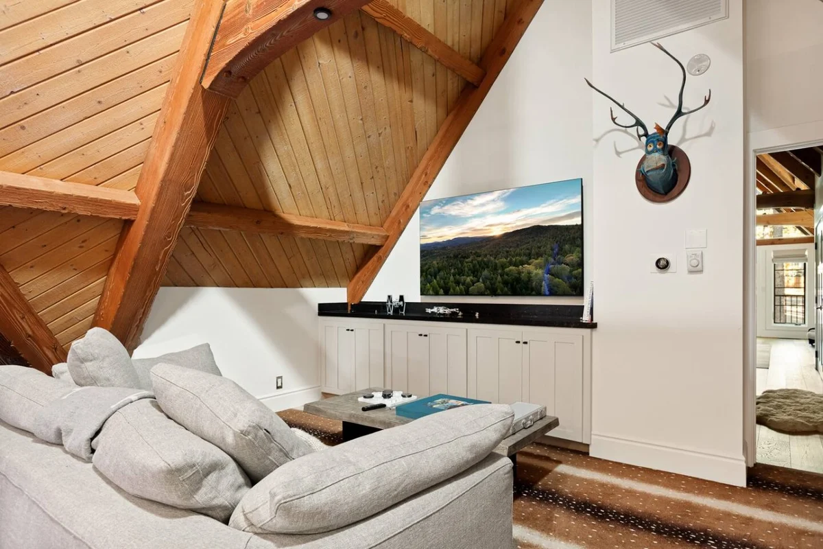 Whimsy by the Water Lakefront Cabin & Hot Tub #125