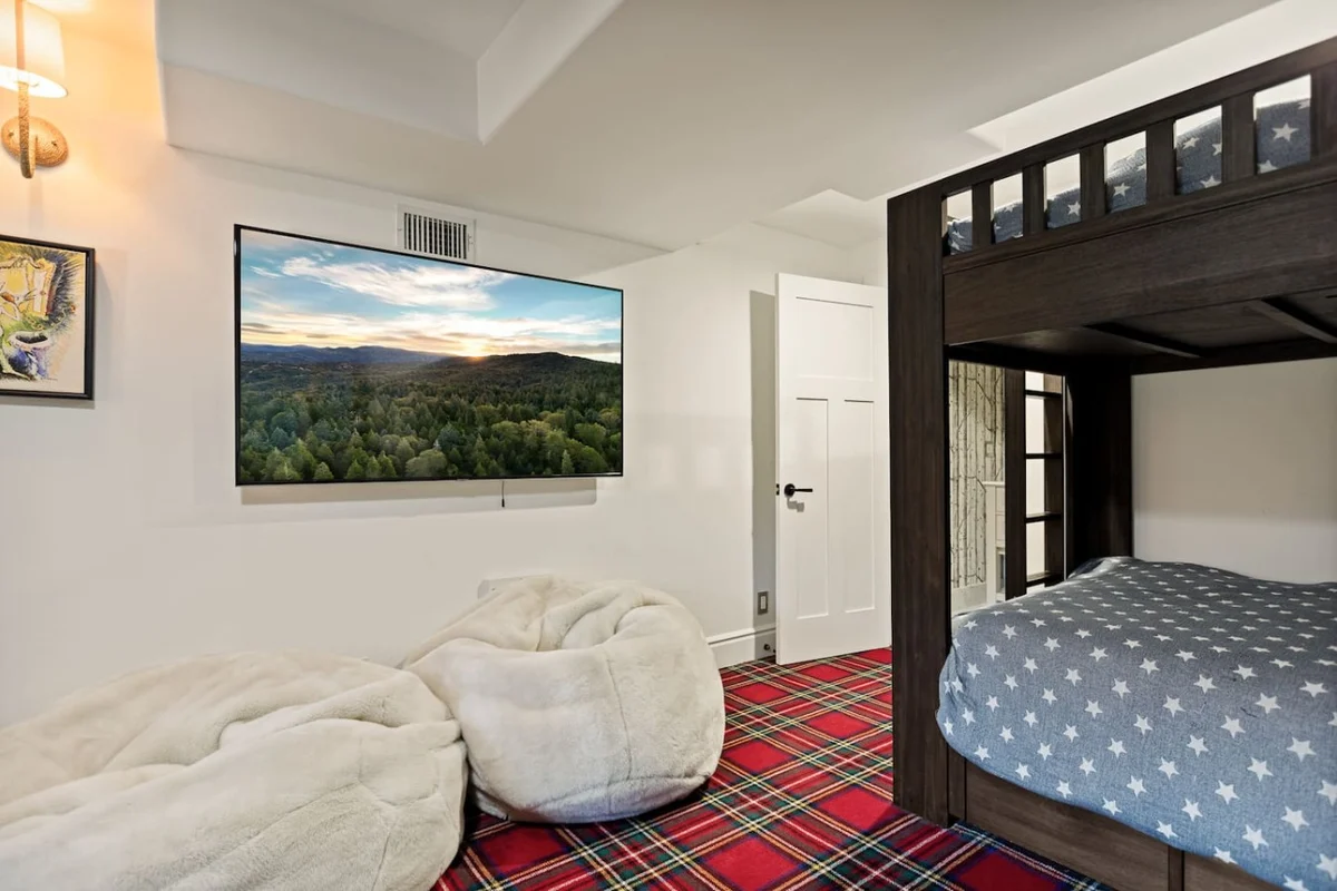 Whimsy by the Water Lakefront Cabin & Hot Tub #117