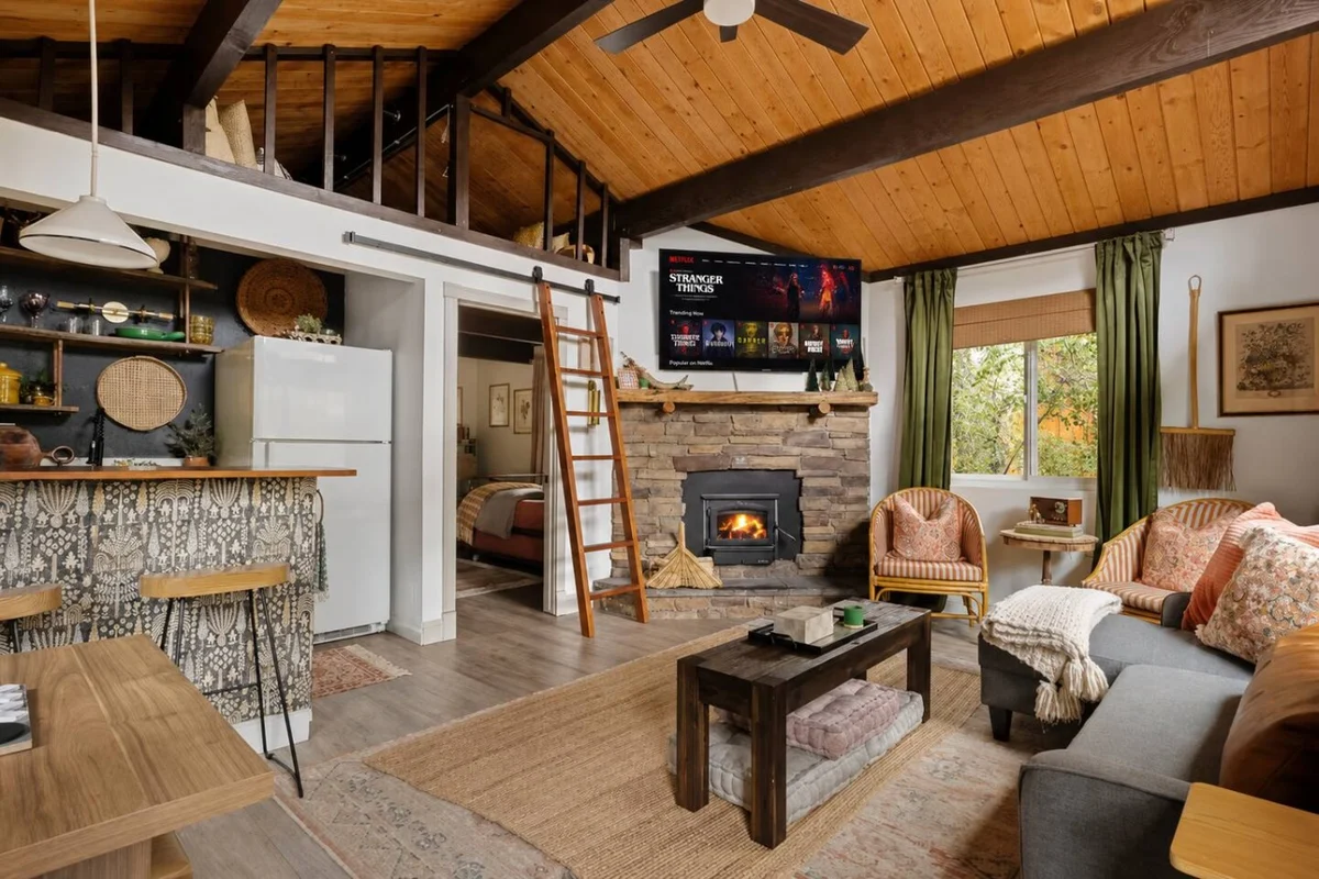 Vintage Mountain Retreat: Trendy Cabin, Loft #127