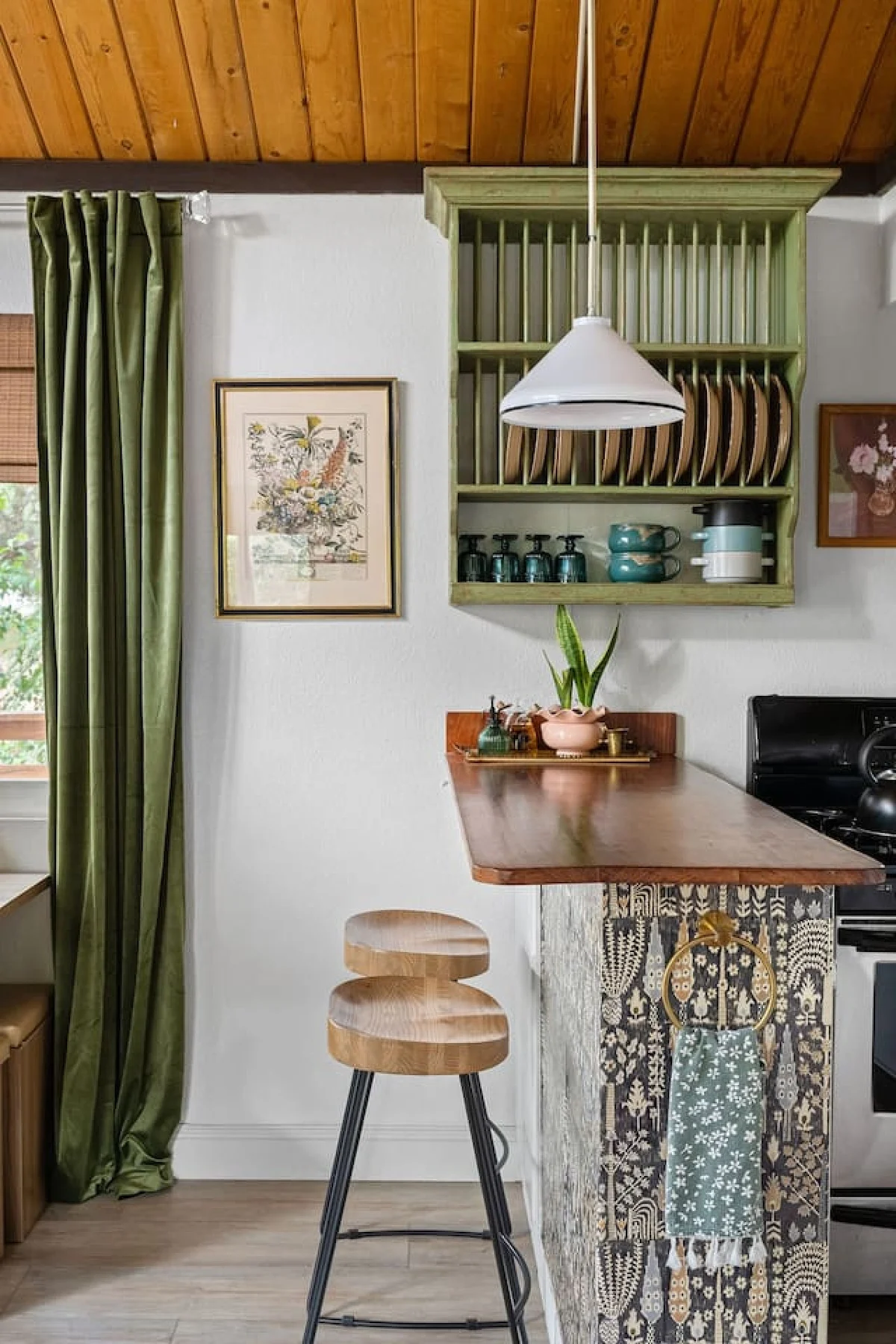 Vintage Mountain Retreat: Trendy Cabin, Loft #108
