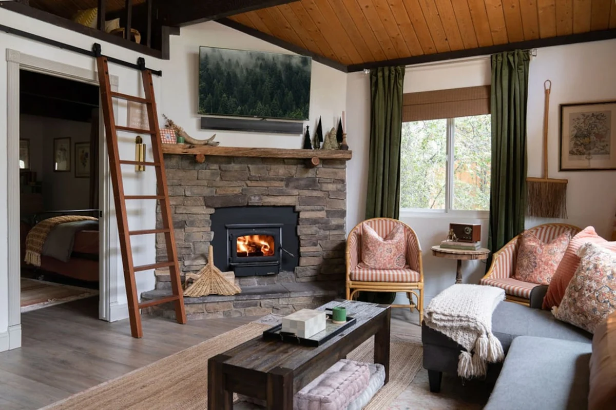 Vintage Mountain Retreat: Trendy Cabin, Loft #122