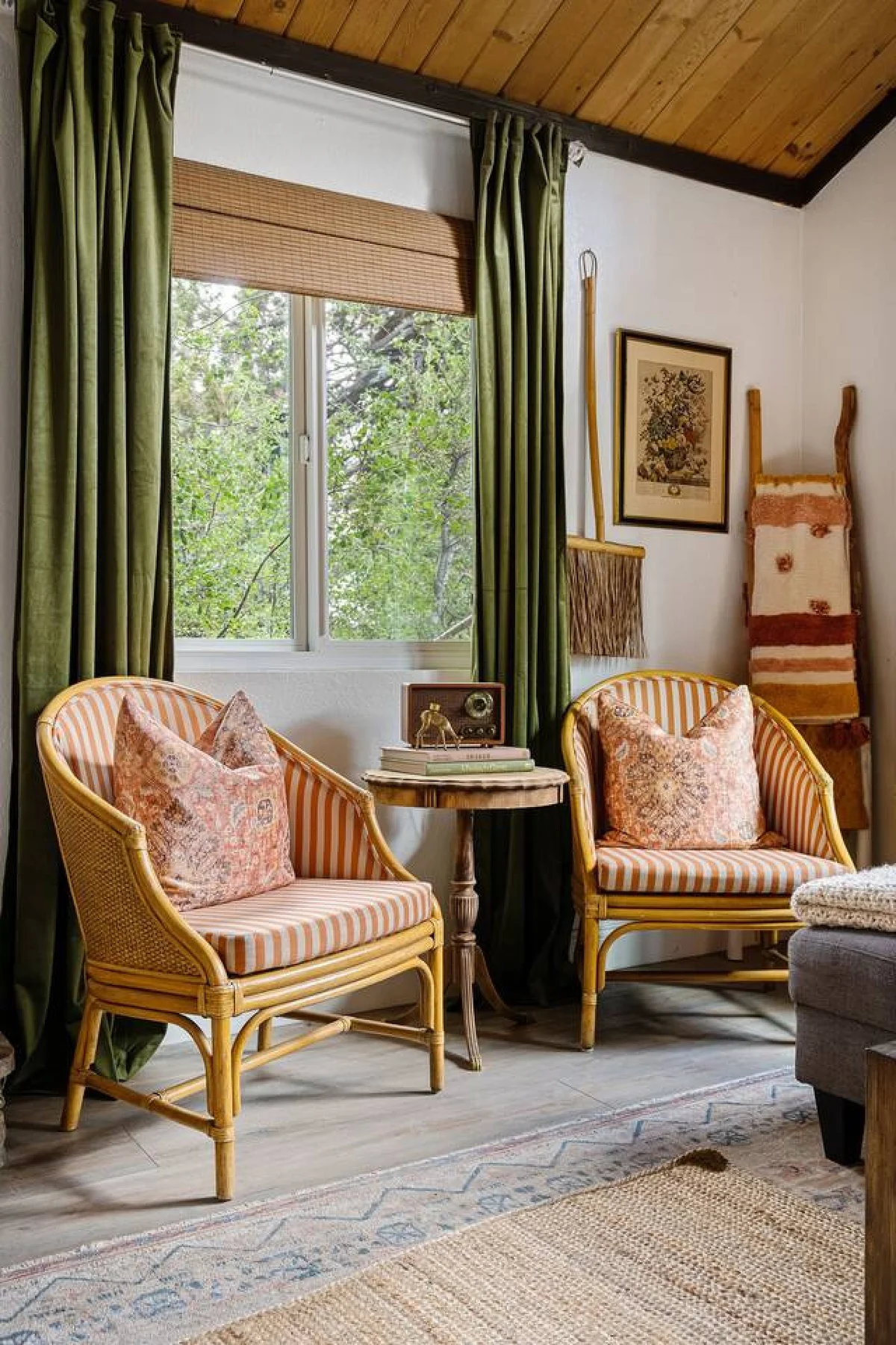 Vintage Mountain Retreat: Trendy Cabin, Loft #129