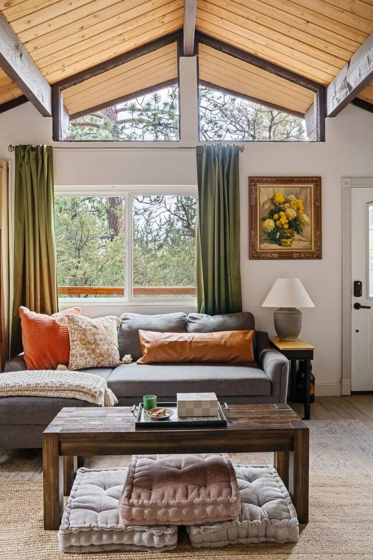 Vintage Mountain Retreat: Trendy Cabin, Loft #128
