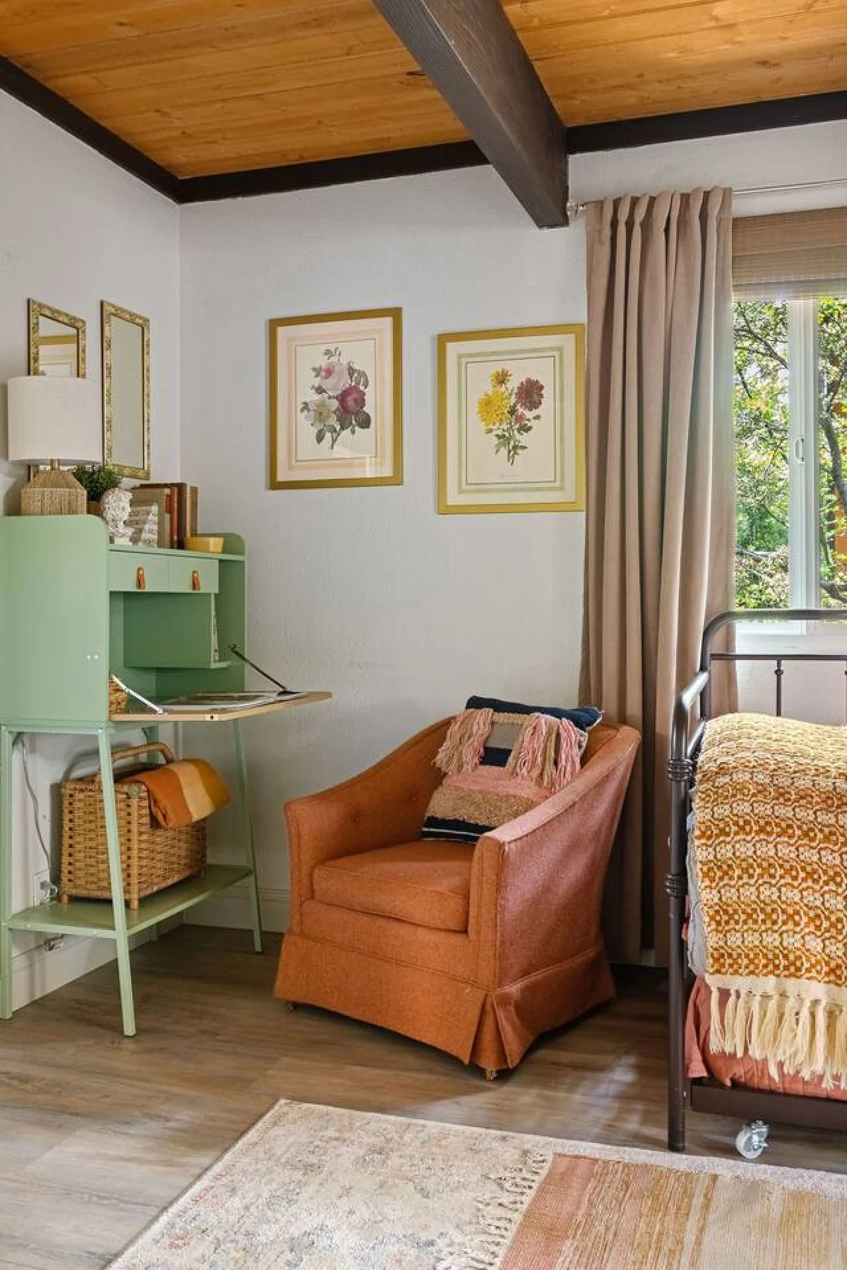 Vintage Mountain Retreat: Trendy Cabin, Loft #119