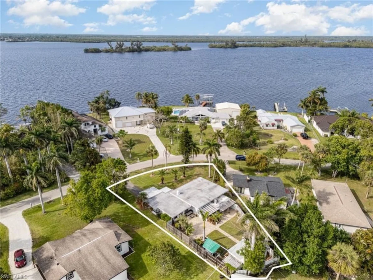 Home in Fort Myers property photo 4