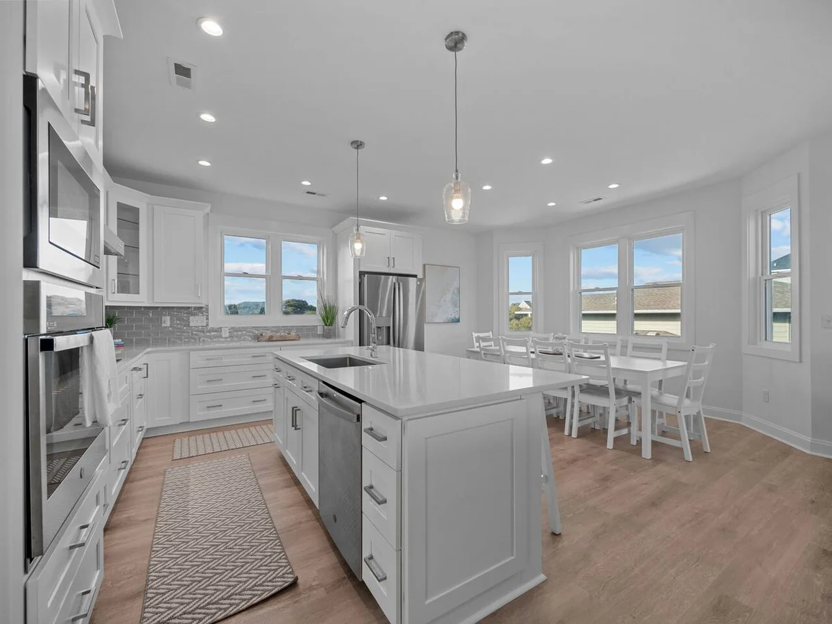 Luxe 4Bed Retreat w/ocean views & pvt beach access #45