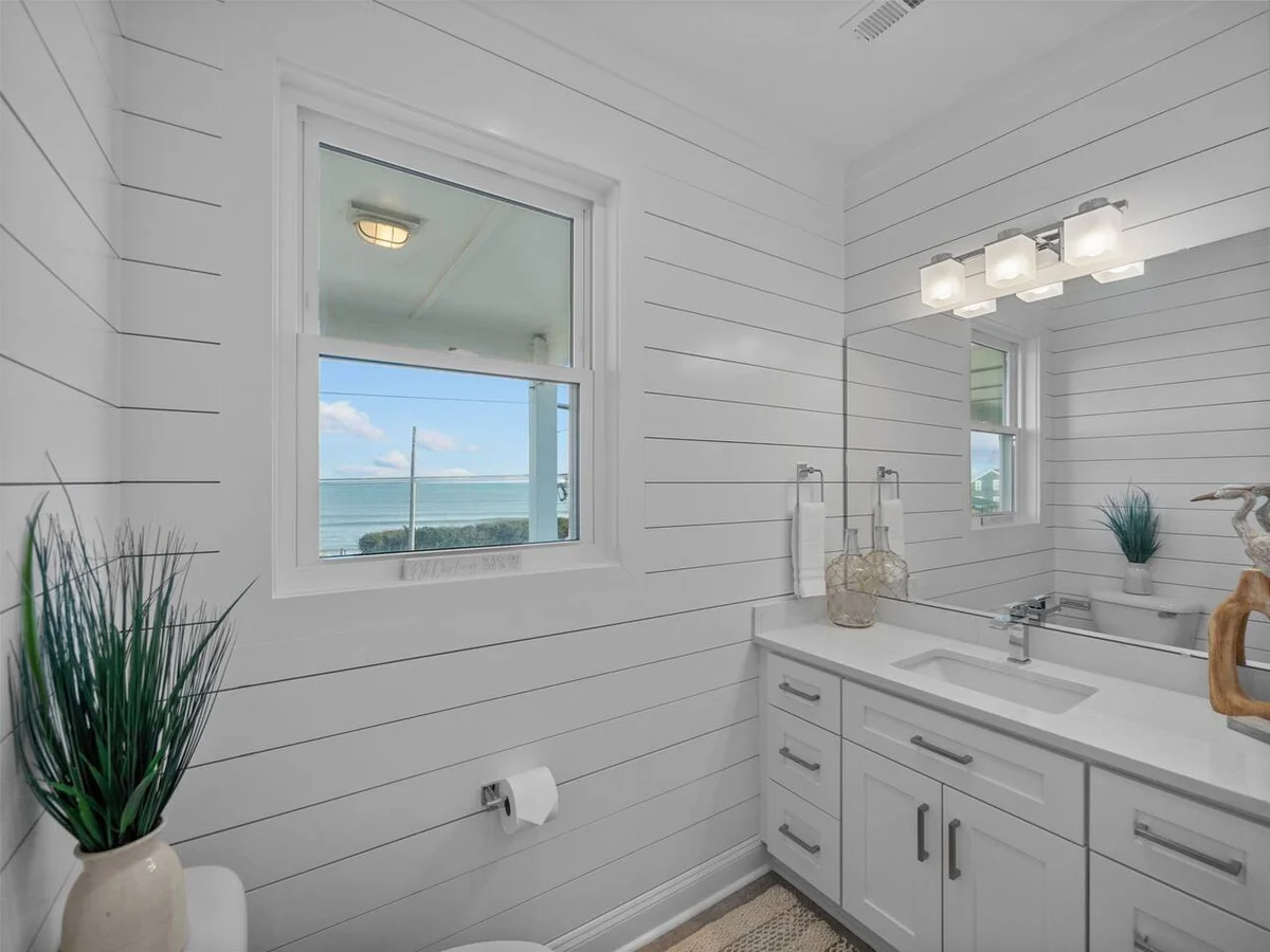 Luxe 4Bed Retreat w/ocean views & pvt beach access #25