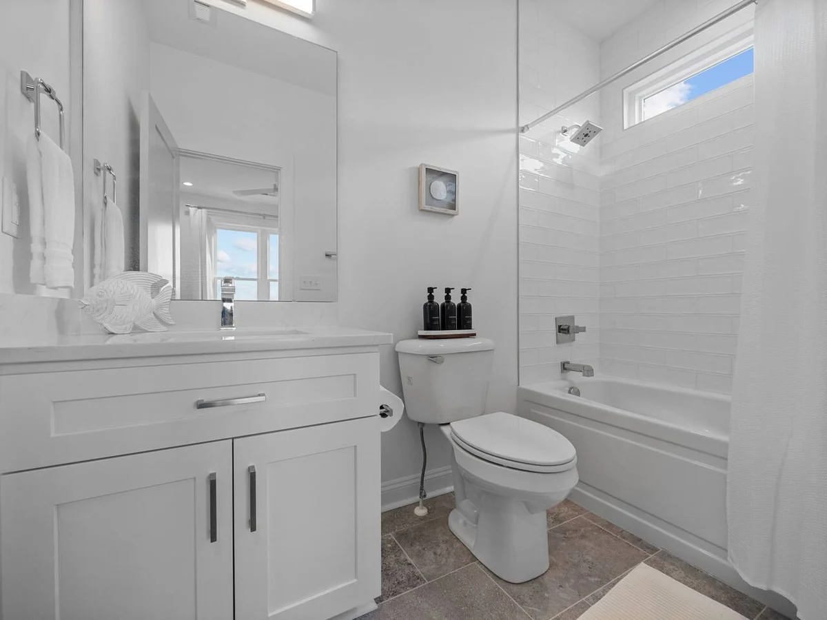 Luxe 4Bed Retreat w/ocean views & pvt beach access #69