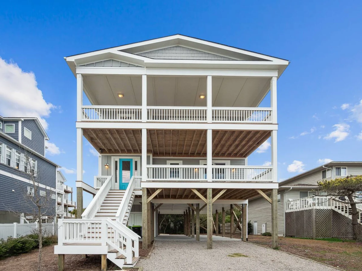 Luxe 4Bed Retreat w/ocean views & pvt beach access #62