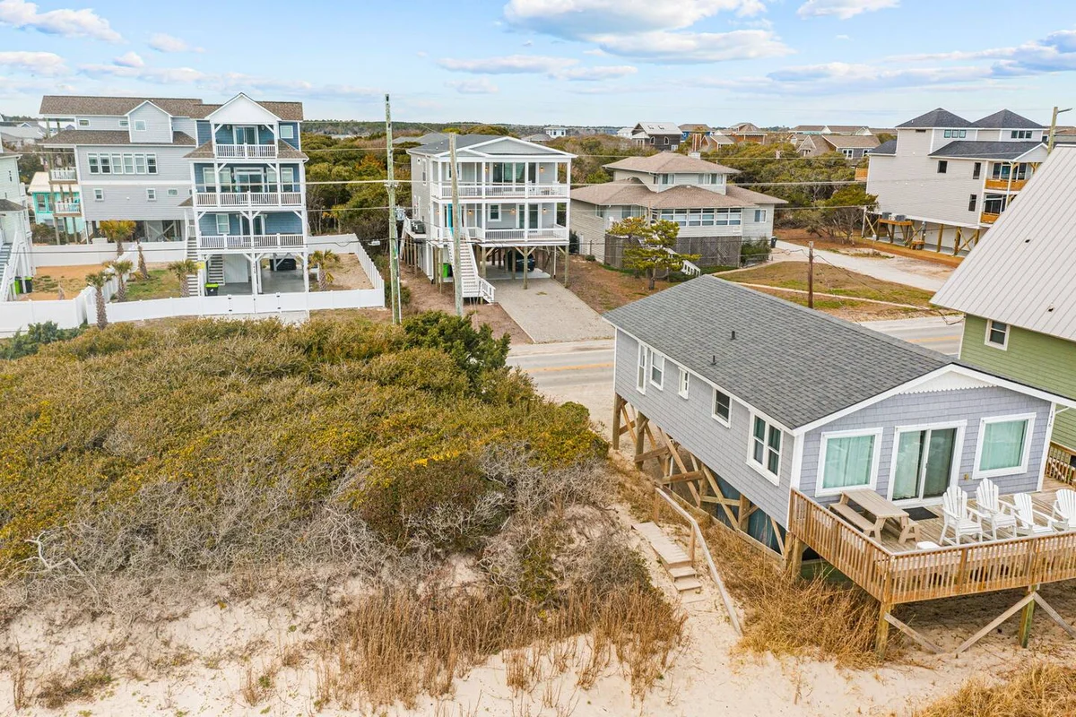 Luxe 4Bed Retreat w/ocean views & pvt beach access #59