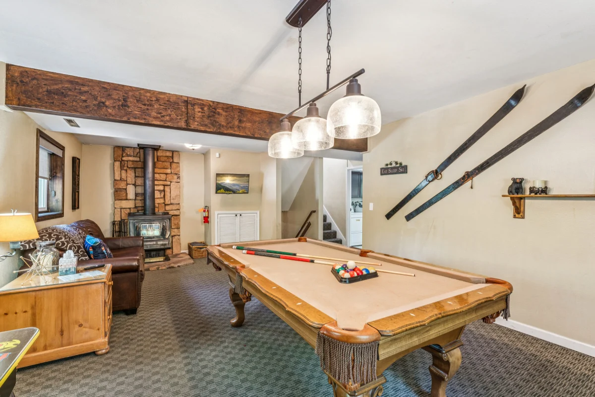 ACROSS FROM LAKE 230 FIVE STAR REVIEWS JACUZZI, POOL TABLE, PACMAN, EV CHARGER property photo 3