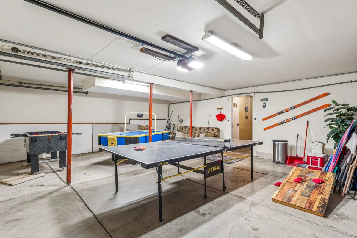 ACROSS FROM LAKE 230 FIVE STAR REVIEWS JACUZZI, POOL TABLE, PACMAN, EV CHARGER property photo 4