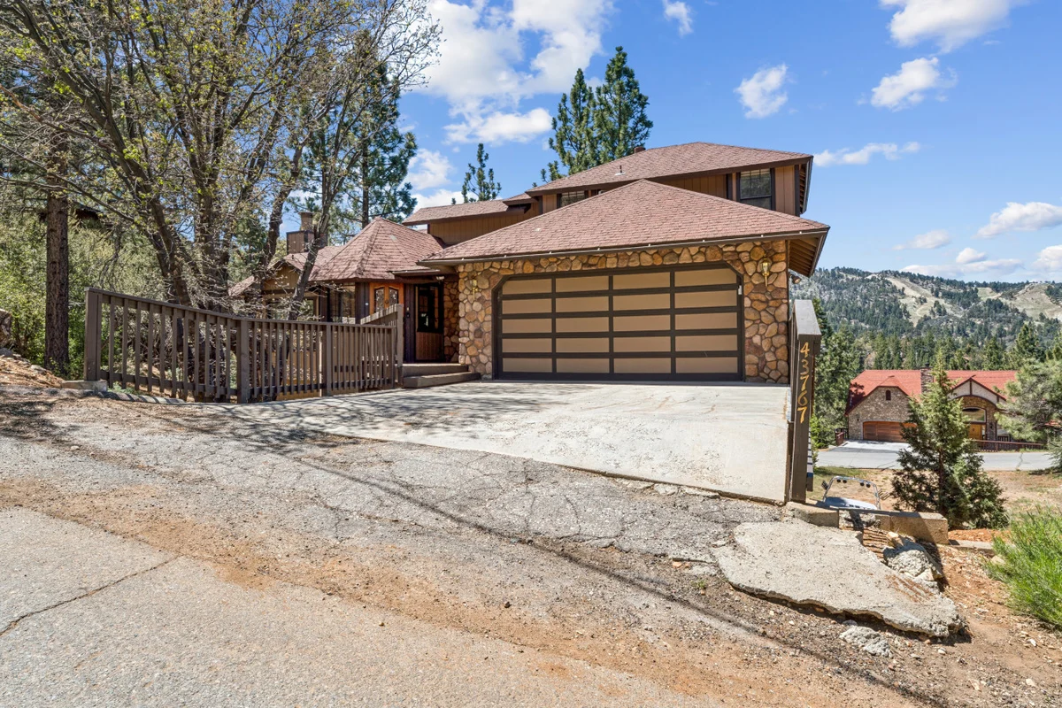 Fully Remodeled * Spacious * Slope Views * Wet bar #65