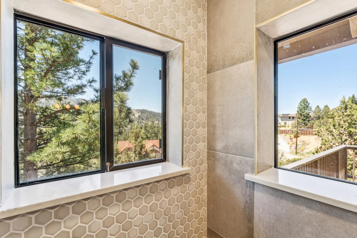 Fully Remodeled * Spacious * Slope Views * Wet bar #86