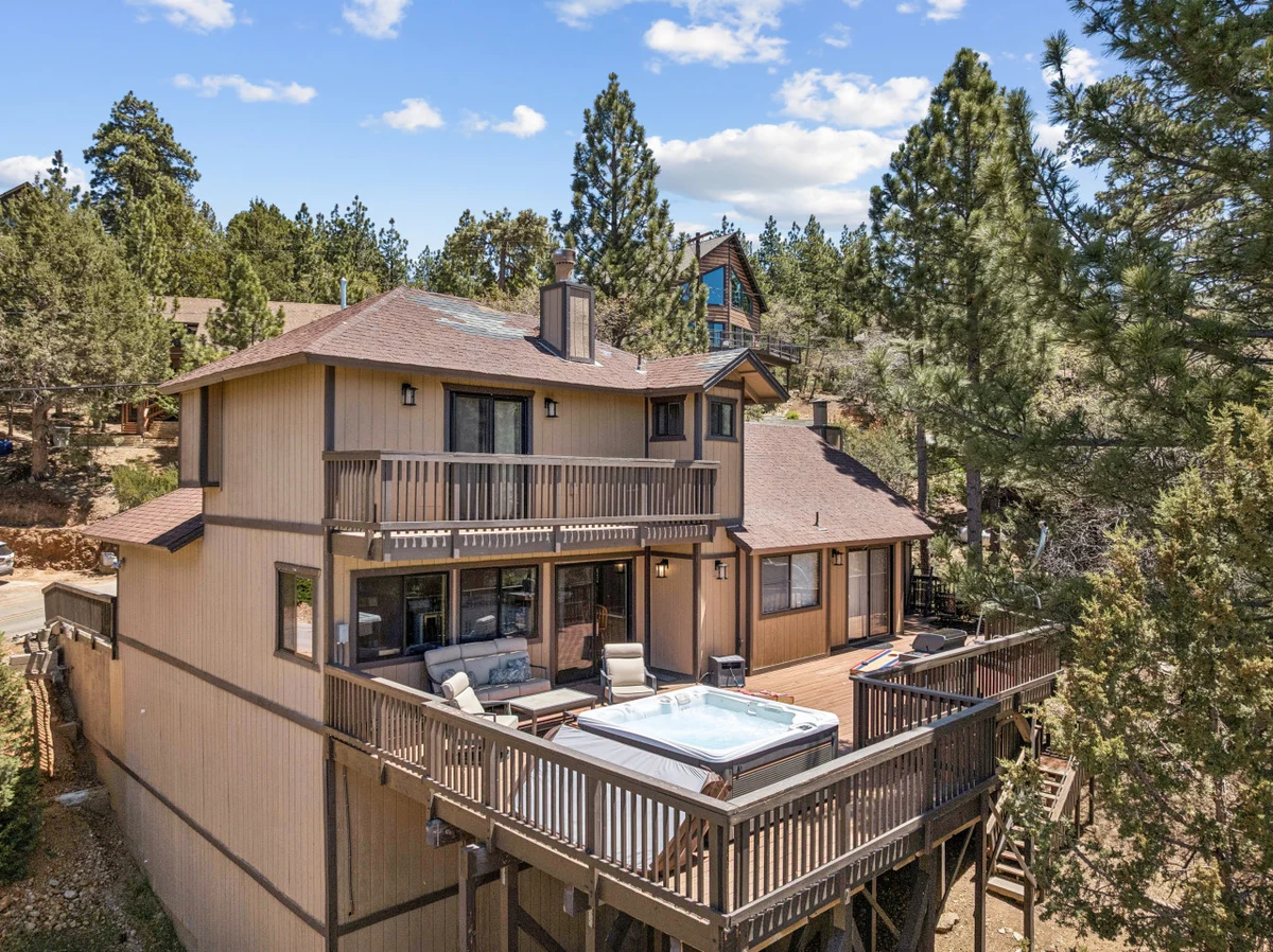 Fully Remodeled * Spacious * Slope Views * Wet bar #88