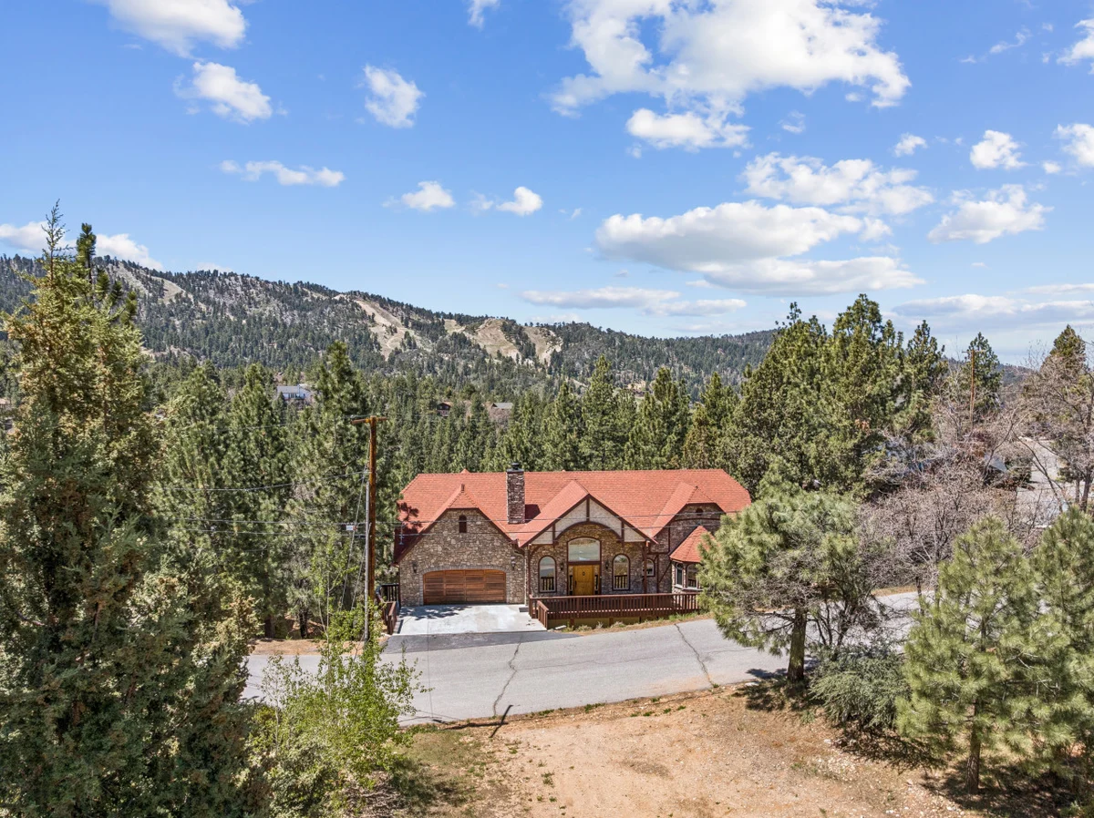 Fully Remodeled * Spacious * Slope Views * Wet bar #82