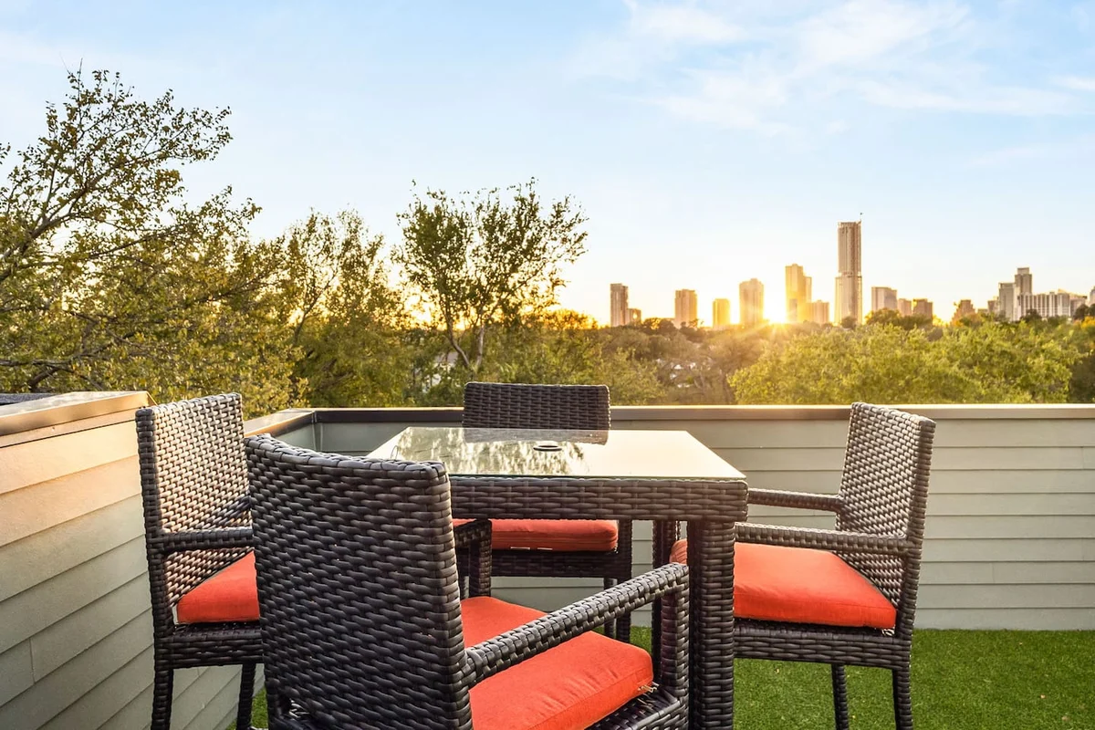 Rooftop DT Views • Heated Pool• Minigolf• Walkable #9