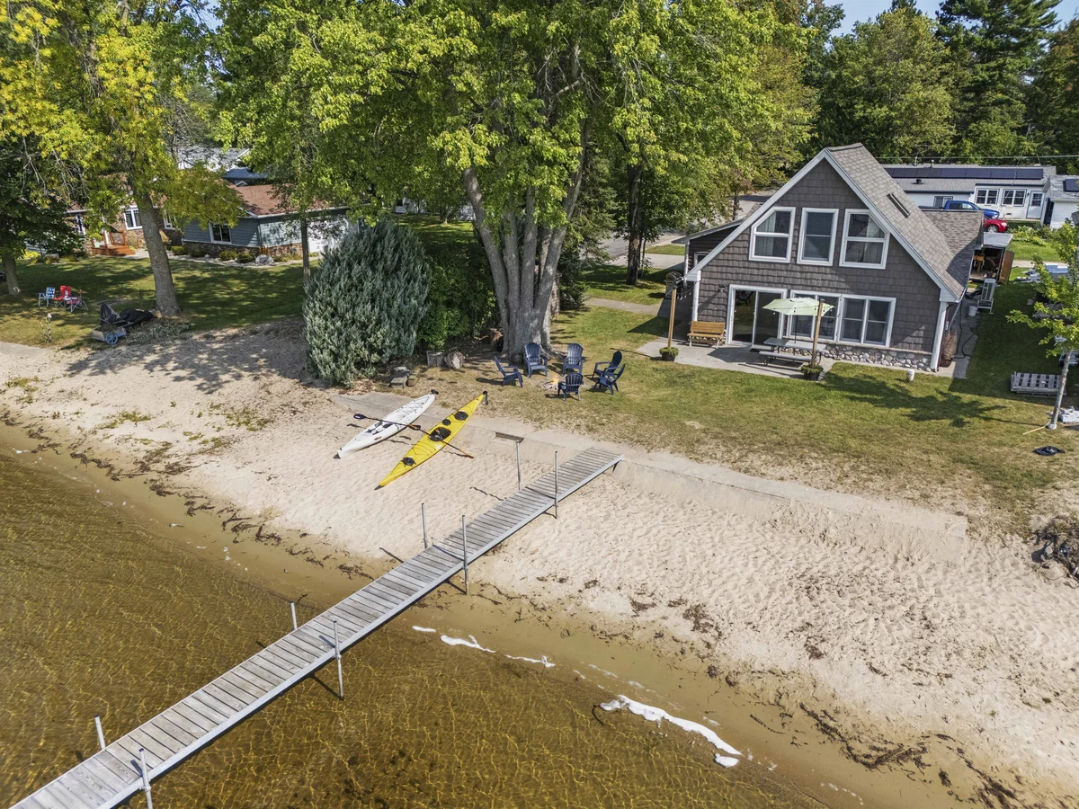Chalet on the Shore of Houghton Lake property photo 2