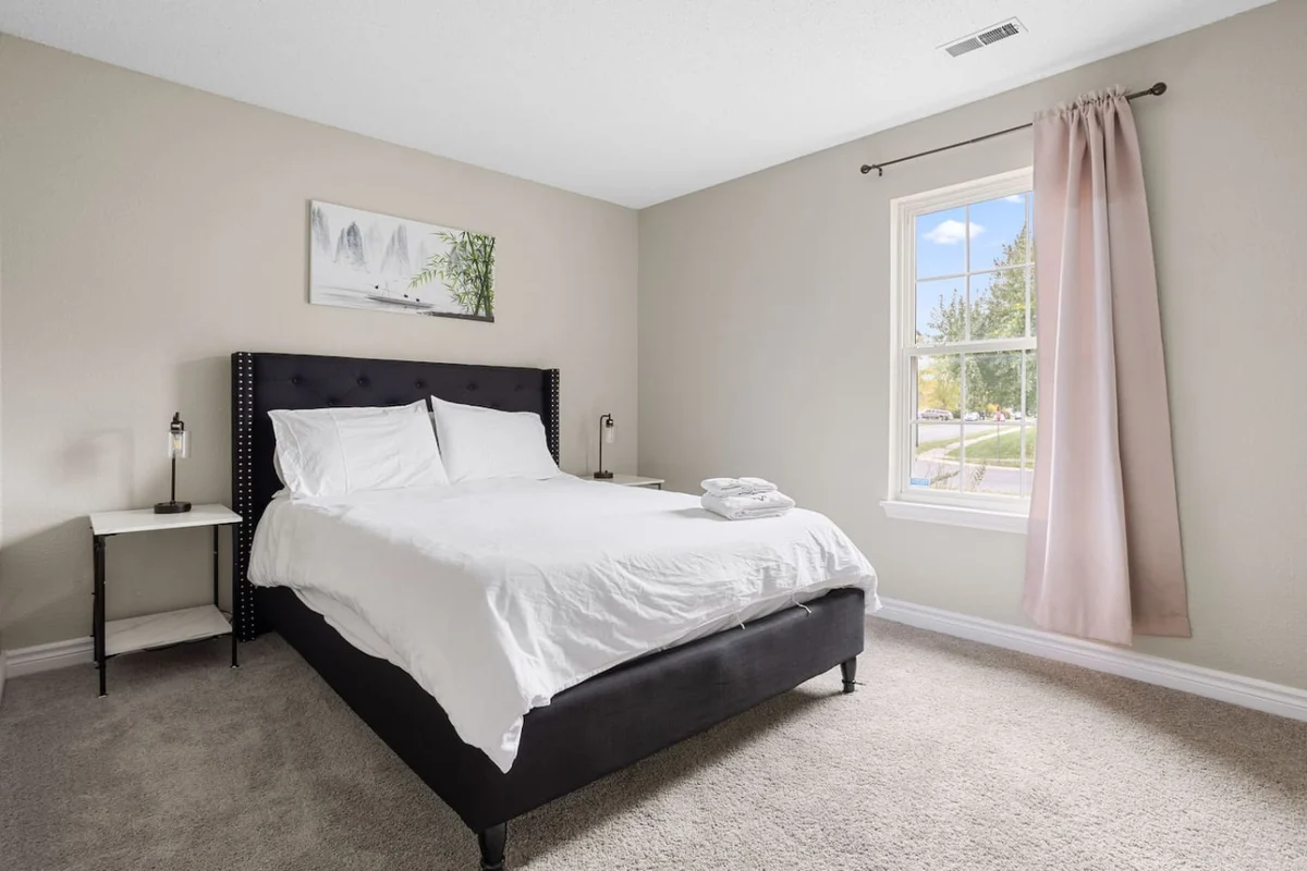 Peaceful Suburban Retreat – Spacious & Serene #32