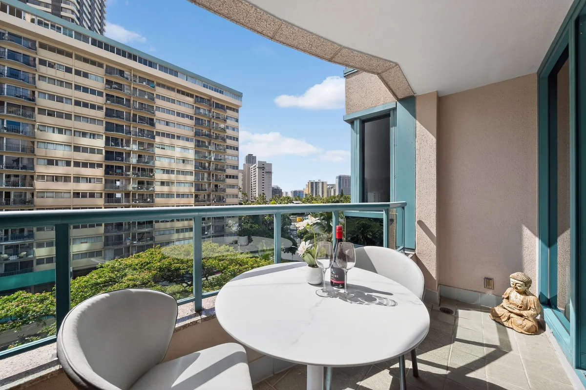 Condo in Honolulu property photo 3