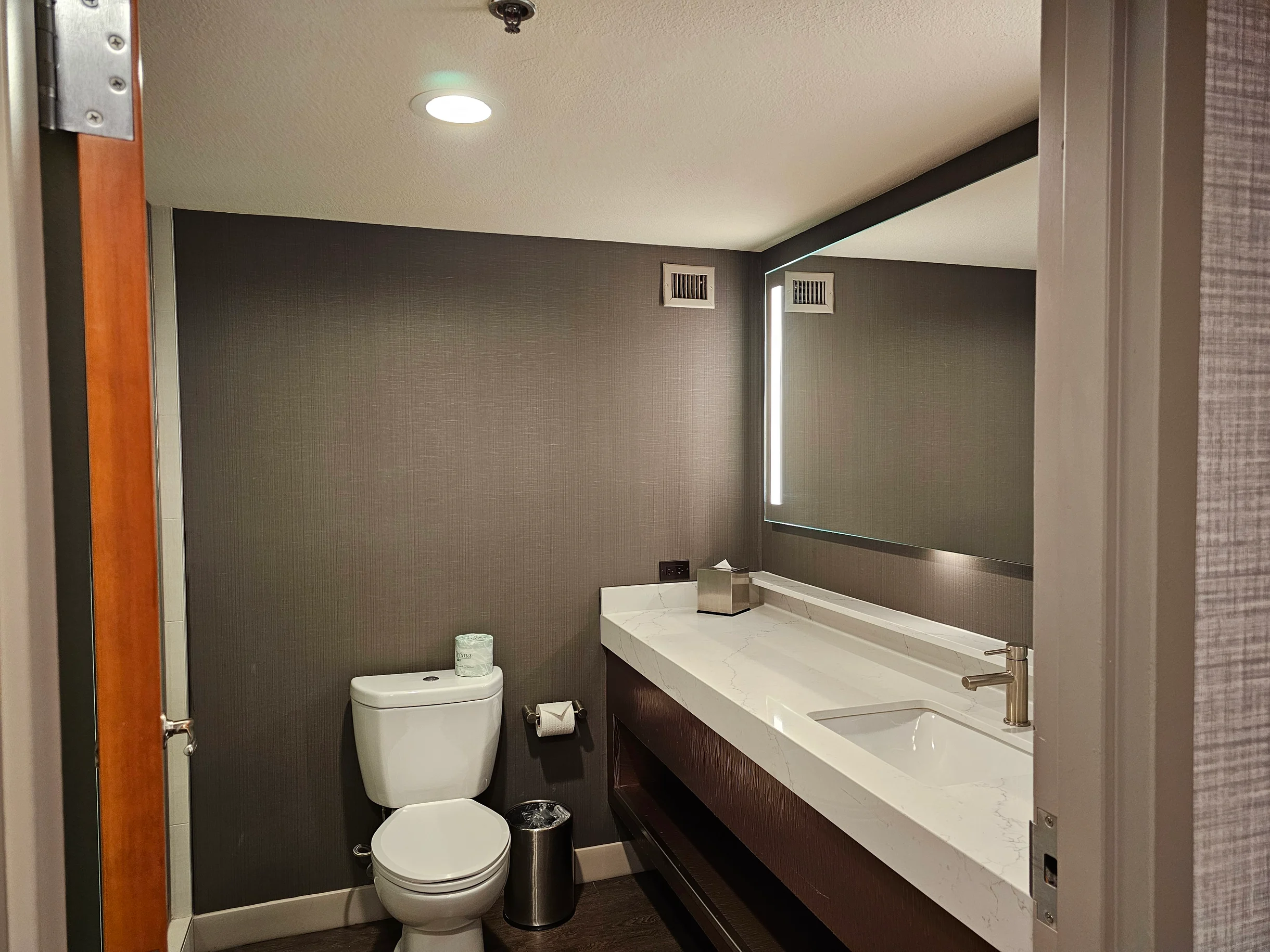 Easy access unit at the main strip #4