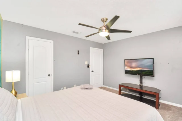 Bedroom 5 image 1