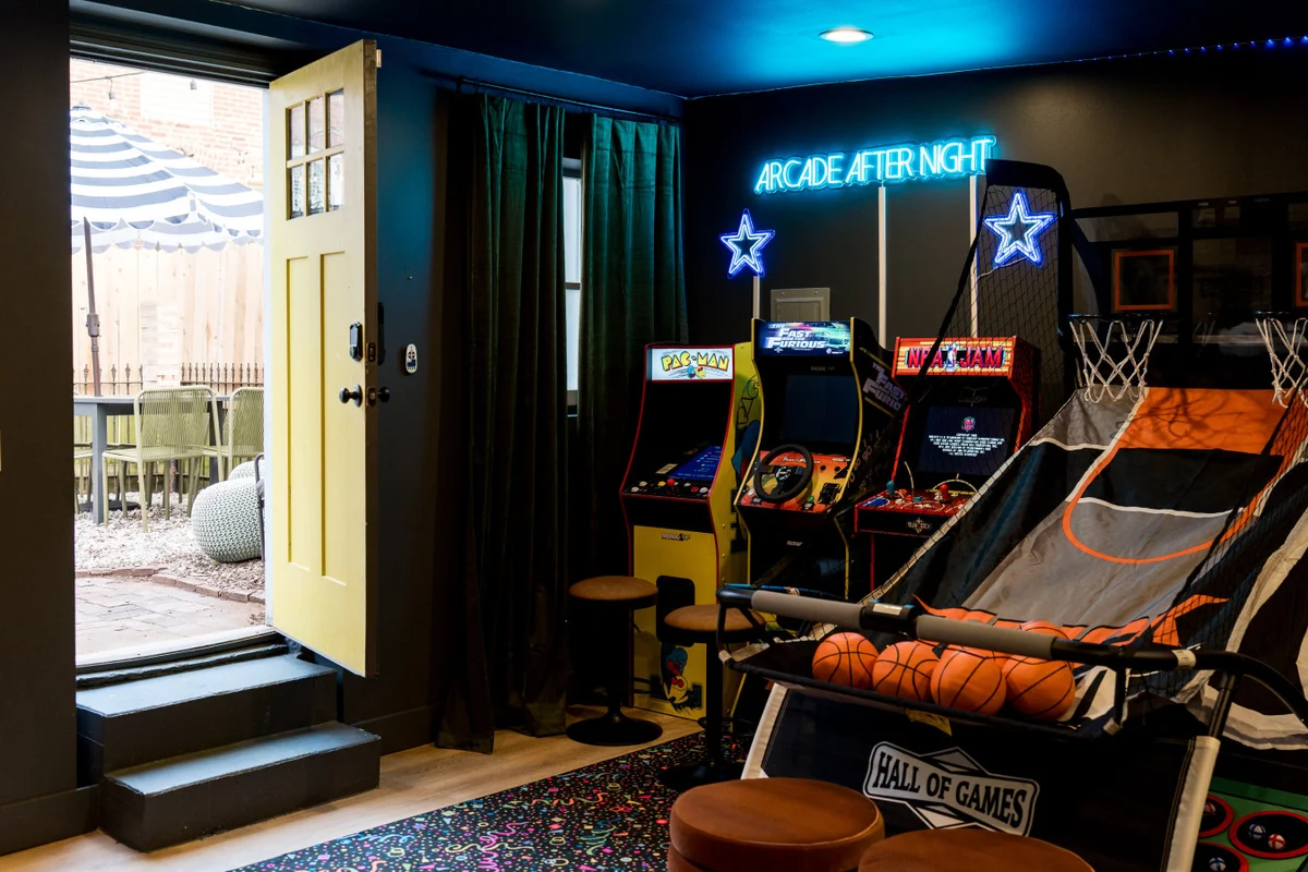 Lou Luxe- Speakeasy, EPIC Arcade, Hottub & FirePit #9