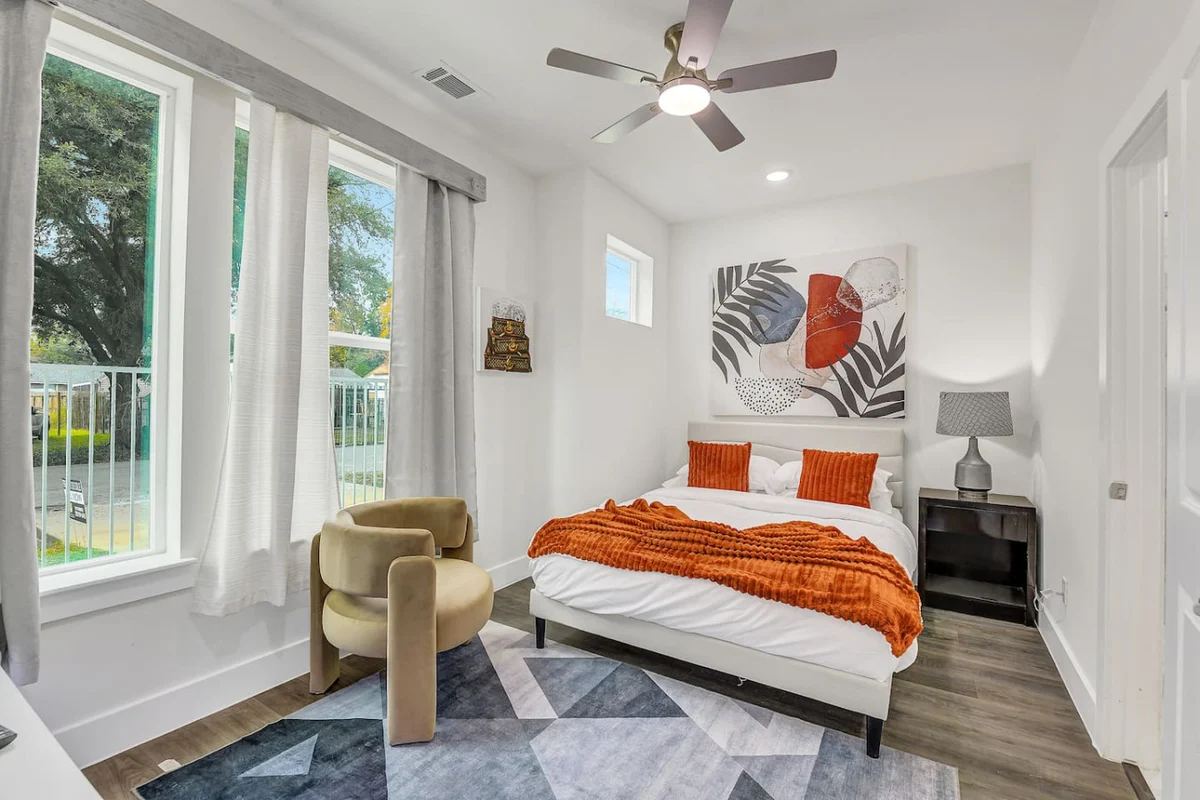 Luxe 3 BR w/ Garage + Patio, 5 min NRG & Med Ctr #2