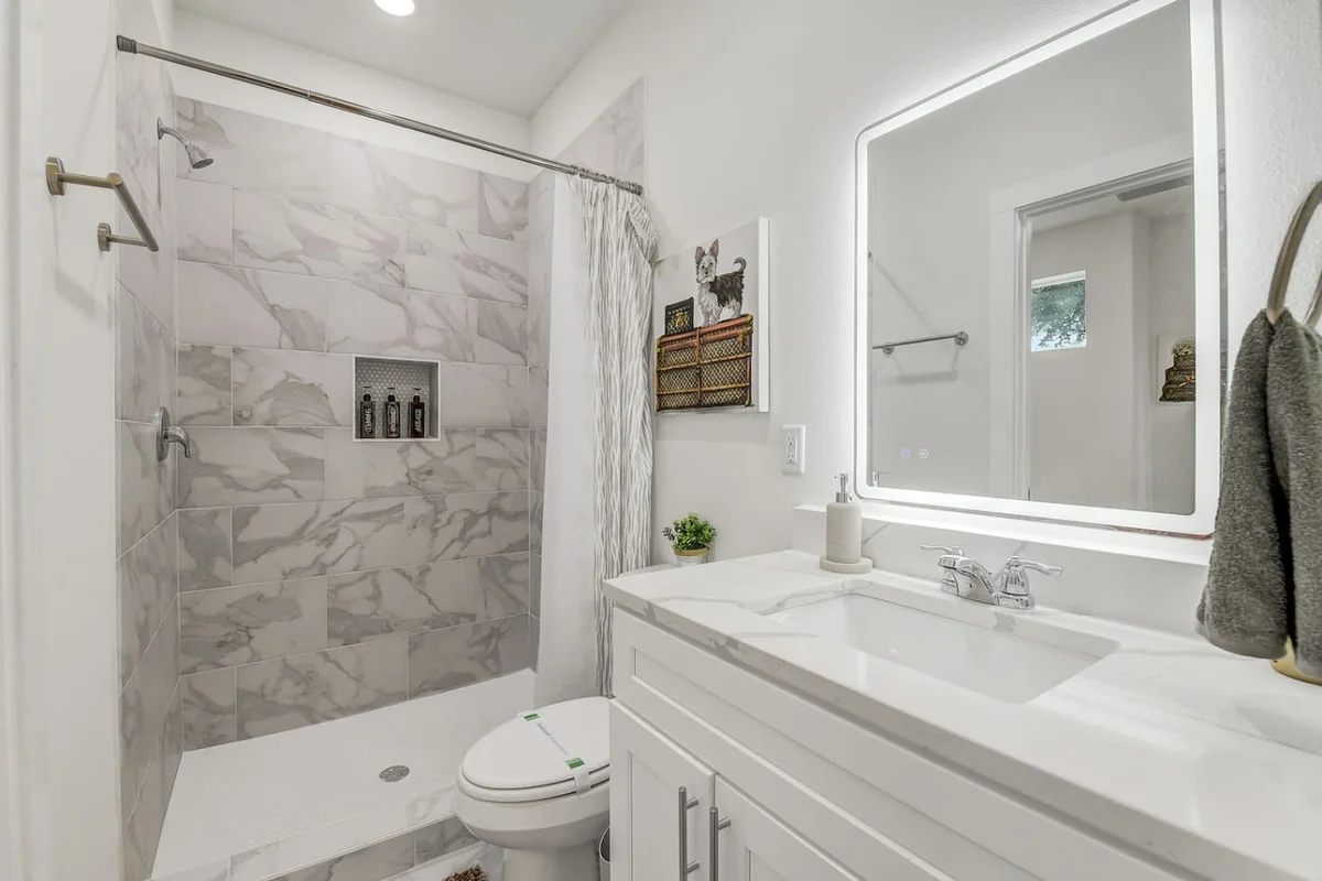 Luxe 3 BR w/ Garage + Patio, 5 min NRG & Med Ctr #30