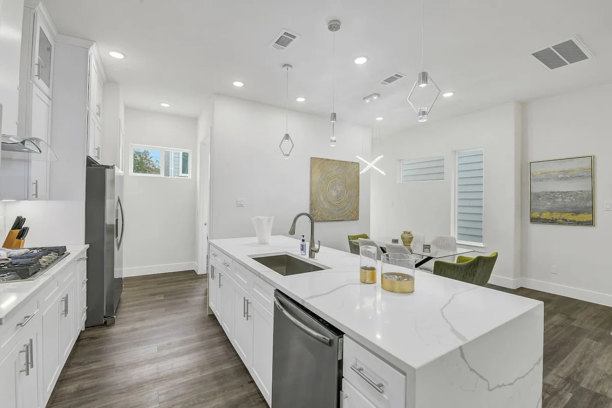 Luxe 3 BR w/ Garage + Patio, 5 min NRG & Med Ctr #6