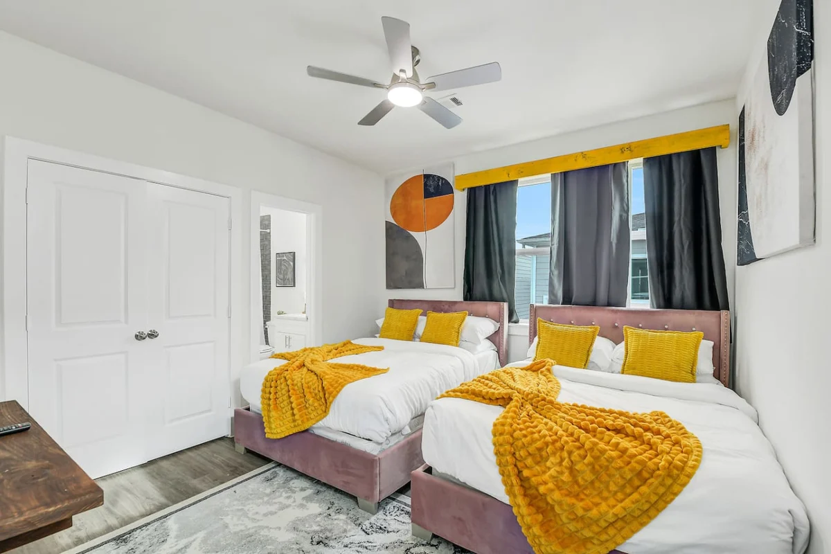 Luxe 3 BR w/ Garage + Patio, 5 min NRG & Med Ctr #17