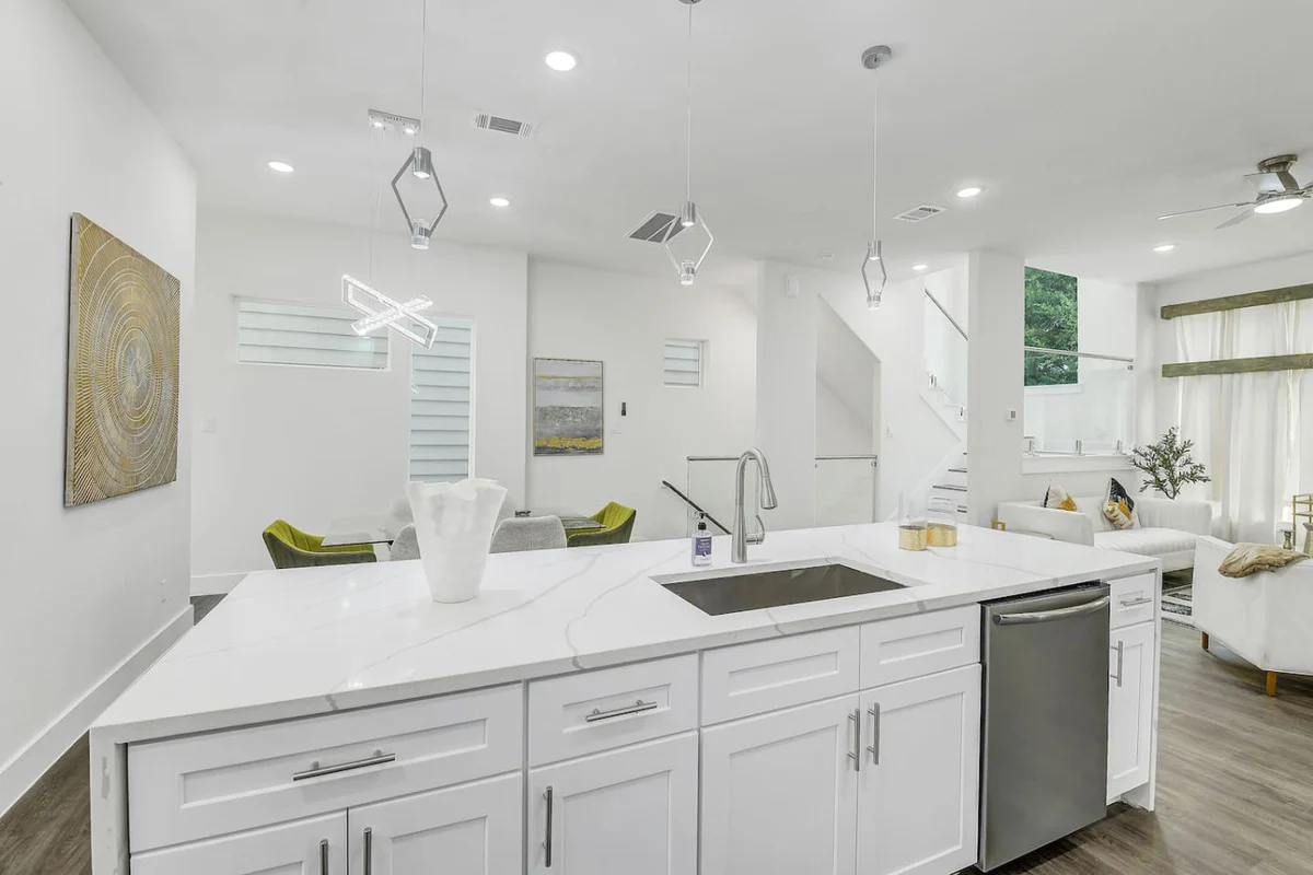 Luxe 3 BR w/ Garage + Patio, 5 min NRG & Med Ctr #8