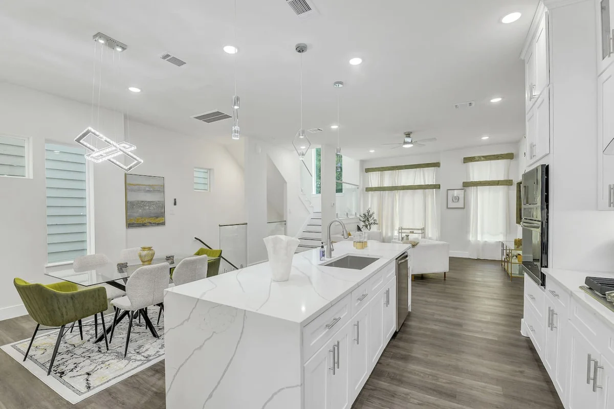 Luxe 3 BR w/ Garage + Patio, 5 min NRG & Med Ctr #7