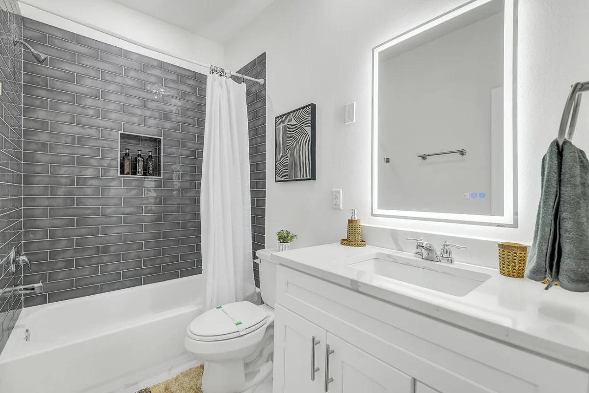 Luxe 3 BR w/ Garage + Patio, 5 min NRG & Med Ctr #28