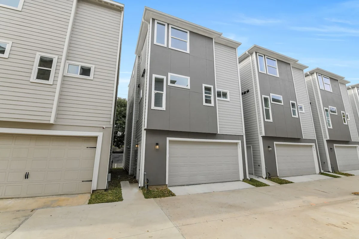 Luxe 3 BR w/ Garage + Patio, 5 min NRG & Med Ctr #25