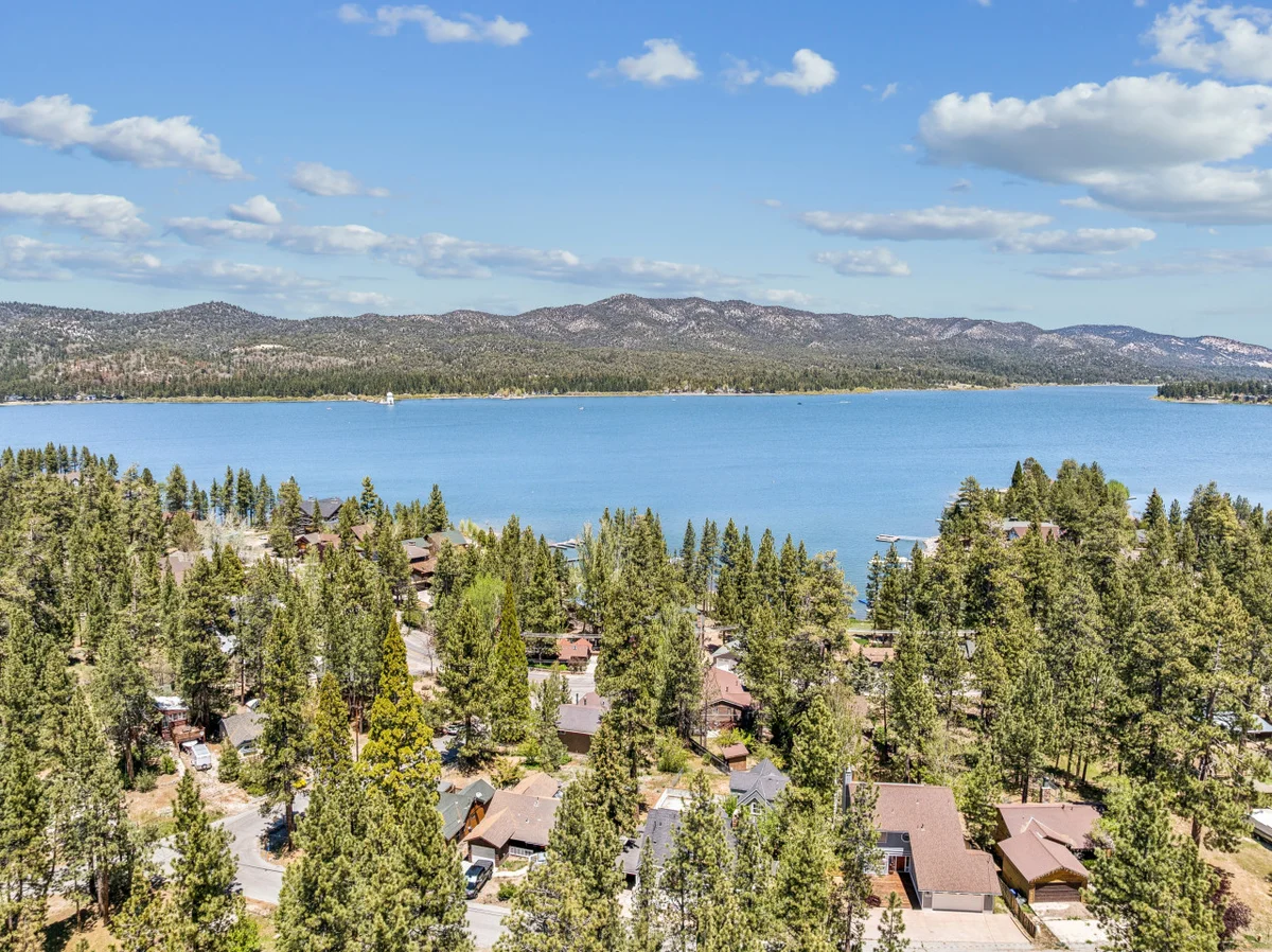 ACROSS FROM LAKE 230 FIVE STAR REVIEWS JACUZZI, POOL TABLE, PACMAN, EV CHARGER property photo 2