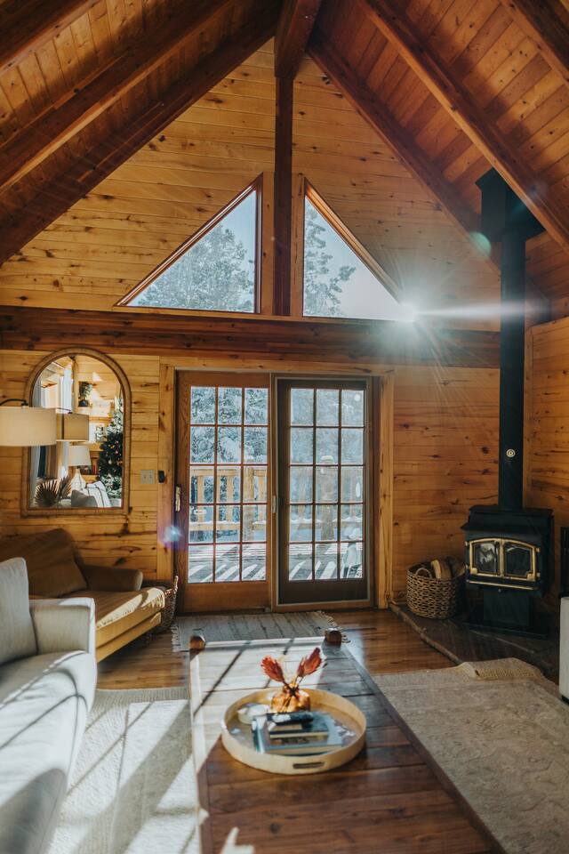 Secluded Cabin: Hot Tub, Large Deck & Fire Pit #121