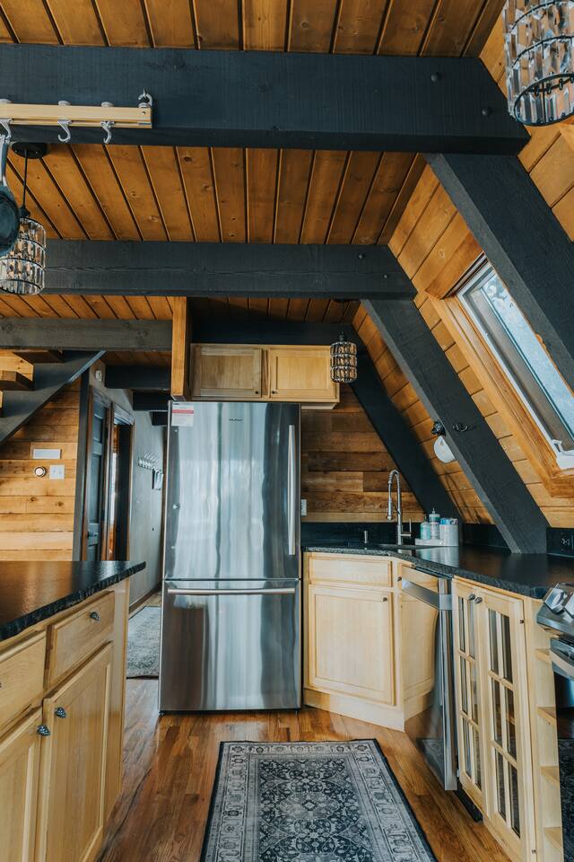 Secluded Cabin: Hot Tub, Large Deck & Fire Pit #108
