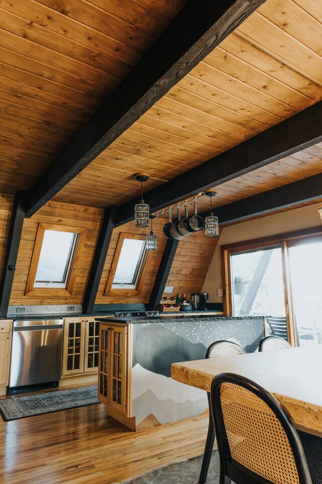 Secluded Cabin: Hot Tub, Large Deck & Fire Pit #101
