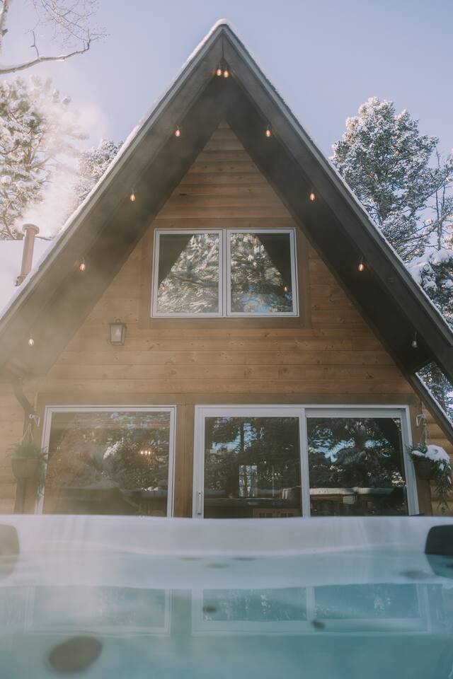 Secluded Cabin: Hot Tub, Large Deck & Fire Pit #179